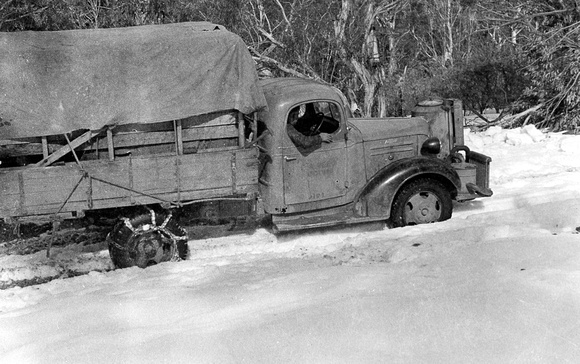 Old Bus transporting skiers to Snowy Plains